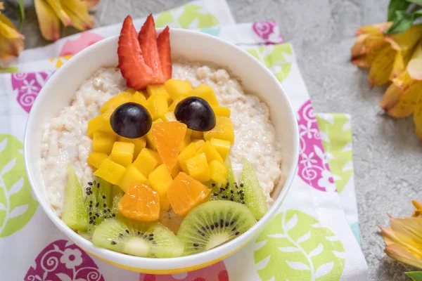 Porridge di farina d'avena con una decorazione di faccia di pulcino — Foto Stock