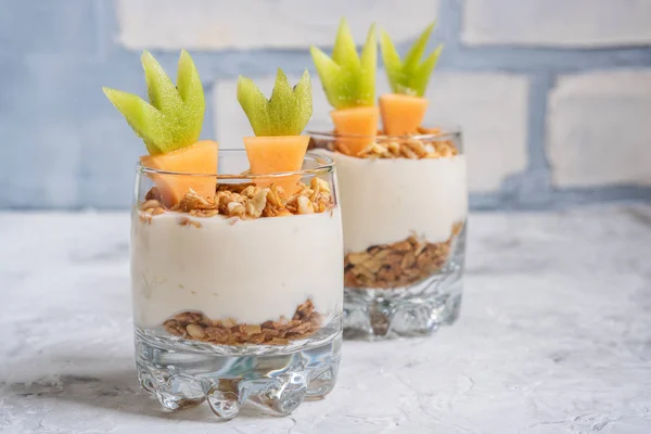 Parfait de frutas frescas com iogurte e granola para o café da manhã da Páscoa — Fotografia de Stock