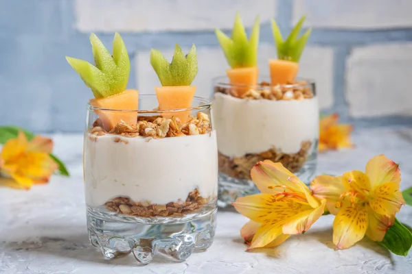 Parfait de frutas frescas com iogurte e granola para o café da manhã da Páscoa — Fotografia de Stock