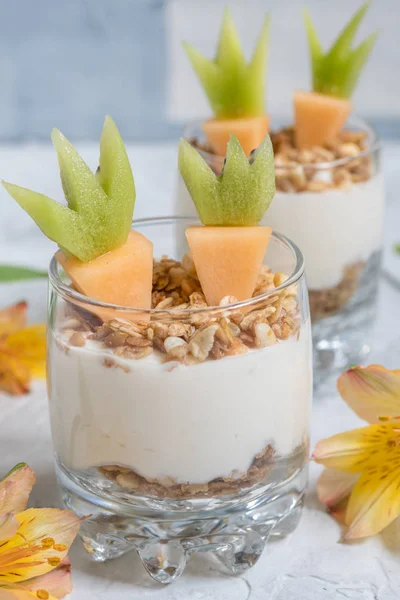 Čerstvé ovoce Parfait s jogurtem a müsli pro Velikonoční snídaně — Stock fotografie