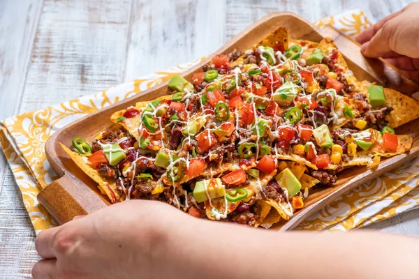 Nacho-Mais-Tortilla-Chips mit Käse, Fleisch, Guacamole und scharfer Salsa — Stockfoto