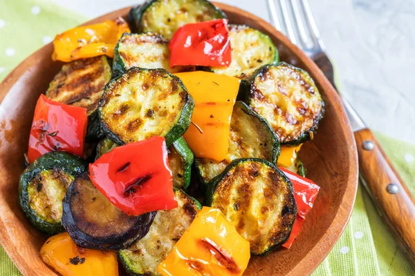 Insalata di verdure alla griglia con zucchine, melanzane, cipolle, peperoni ed erbe aromatiche — Foto Stock
