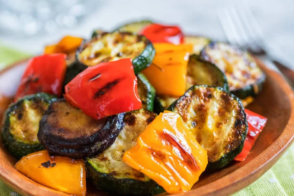 Kabak, patlıcan, soğan, biber ve otlar ile sebze salata ızgara — Stok fotoğraf