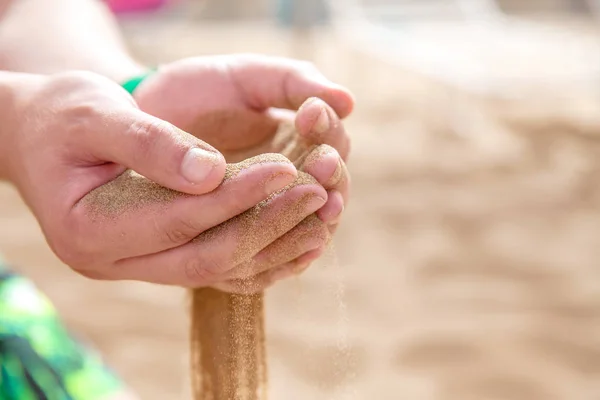 Handen strew zand lopen — Stockfoto