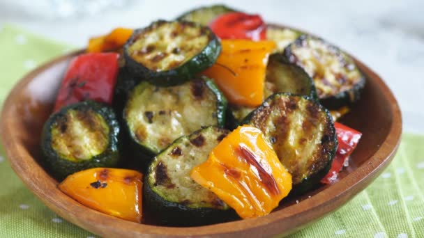 Ensalada de verduras a la parrilla con calabacín, berenjena, cebolla, pimientos y hierbas — Vídeo de stock