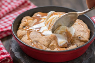 tanımlama bilgisi dondurma ev yapımı sıcak tava.