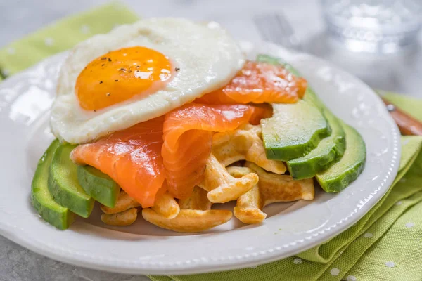 Здорове харчування сніданок вівсянка, копчений лосось, авокадо та яйце — стокове фото