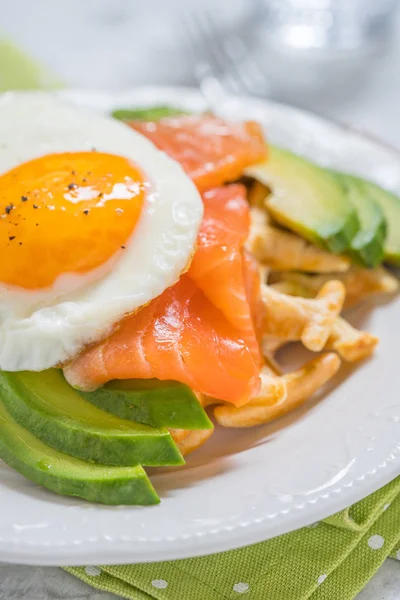 Egészséges táplálkozás élelmiszer reggeli Zabliszt ostya, füstölt lazac, avokádó és tojás — Stock Fotó