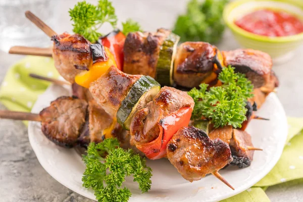 Grilled pork kebab with red and yellow pepper — Stock Photo, Image