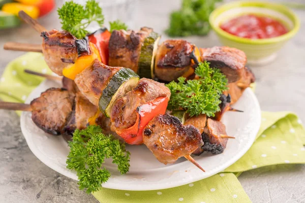 Grilled pork kebab with red and yellow pepper — Stock Photo, Image