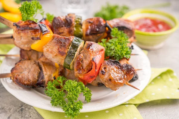 Grilled pork kebab with red and yellow pepper — Stock Photo, Image