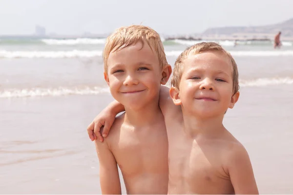 해변 바다 바다에 앉아 두 귀여운 사랑 스러운 작은 형제 들 소년 — 스톡 사진