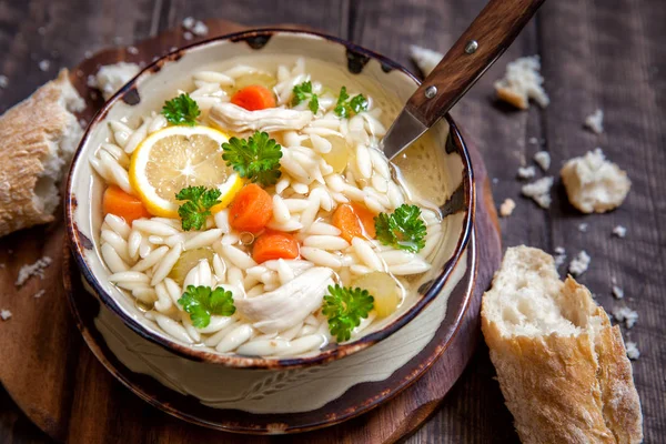 Чаша итальянского супа из курицы с лимоном и орзо — стоковое фото