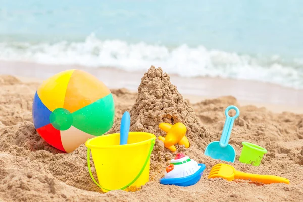 Παιχνίδια για κιβώτια άμμου έναντι τη θάλασσα και την παραλία — Φωτογραφία Αρχείου
