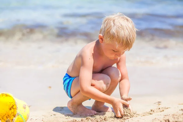 Ragazzino che gioca sulle onde in mare in una giornata di sole — Foto Stock