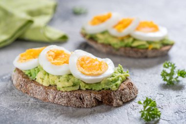Avokado ve yumurtalı tost.