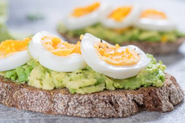 Avokado ve yumurtalı tost.