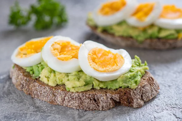 Rostat bröd med avokado och ägg — Stockfoto