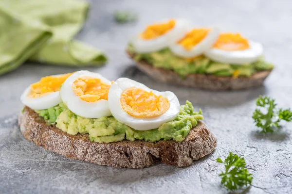 Rostat bröd med avokado och ägg — Stockfoto