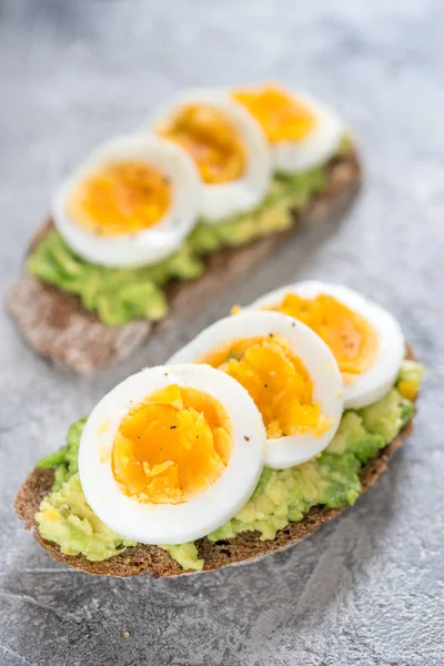 Toast mit Avocado und Ei — Stockfoto