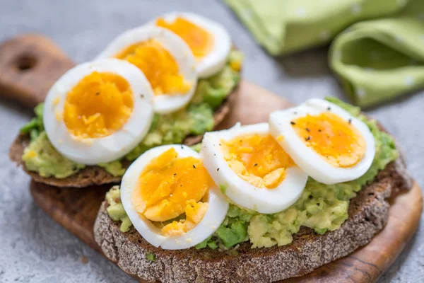 Toast met avocado en ei — Stockfoto