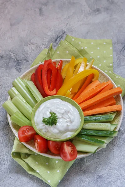 Bandeja de verduras frescas surtidas con salsa —  Fotos de Stock