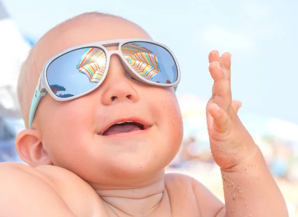 Mutlu komik gülümseyen şirin bebek — Stok fotoğraf