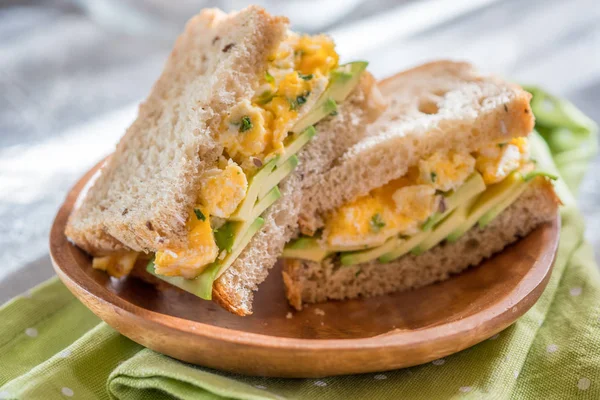 Tostadas con aguacate y huevo — Foto de Stock