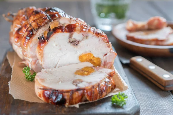 Pastel de carne de pollo con albaricoques y nueces —  Fotos de Stock