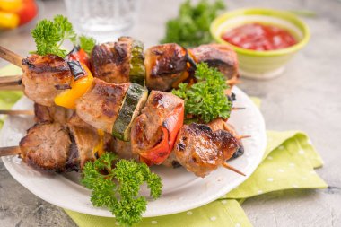 Kırmızı ve sarı biberli ızgara domuz kebabı.