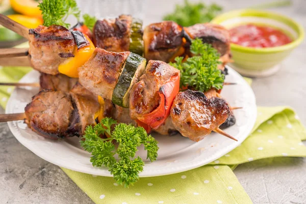 Gegrilde varkensvlees kebab met rode en gele peper — Stockfoto