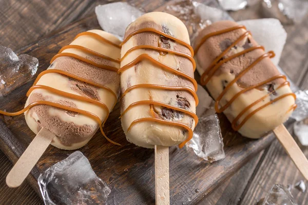 Hausgemachte Karamell-Schokolade-Eis mit Bonbons — Stockfoto