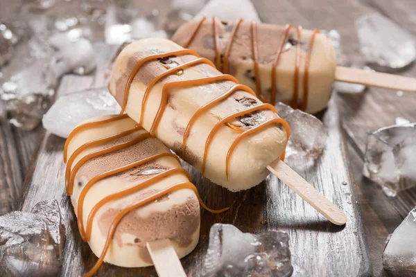 Popsicles au caramel maison au chocolat avec des bonbons — Photo