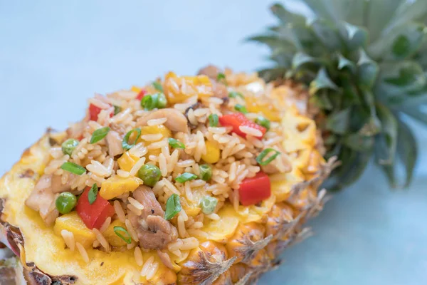 Kızarmış pilav, tavuk ve sebze doldurulmuş ananas — Stok fotoğraf