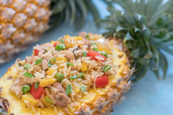 Ananas gevuld met gebakken rijst, kip en groenten — Stockfoto