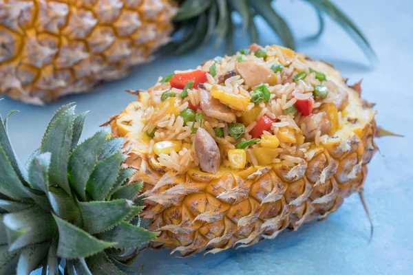 Ananas gevuld met gebakken rijst, kip en groenten — Stockfoto