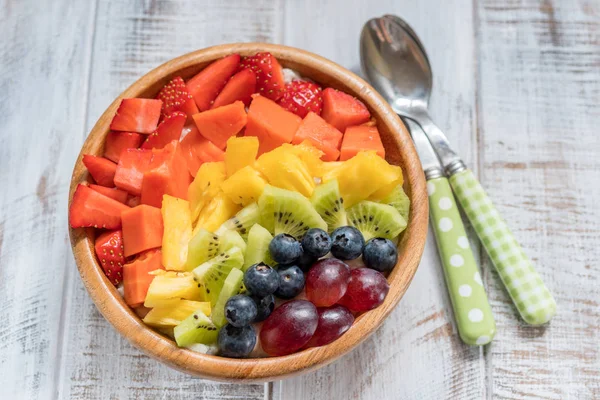 Desayuno de avena para niños con frutas del arco iris — Foto de Stock