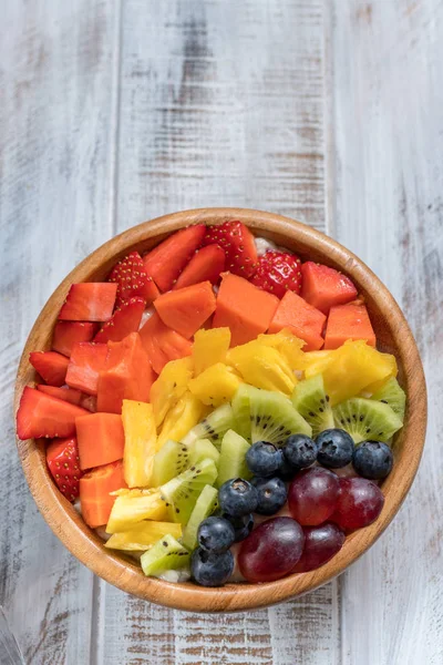 Frühstück Haferflocken für Kinder garniert mit Regenbogenfrüchten — Stockfoto
