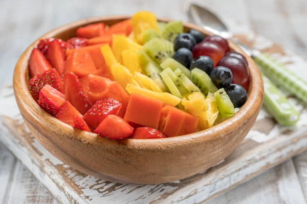 Desayuno de avena para niños con frutas del arco iris — Foto de Stock