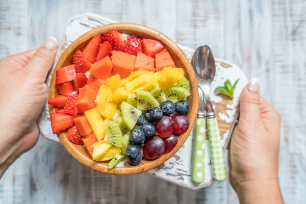 Farina d'avena colazione per bambini condita con frutta arcobaleno — Foto Stock