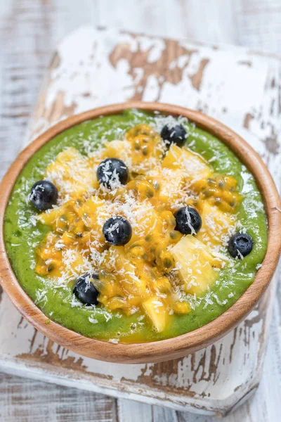 Tigela de smoothie verde com frutas e couve — Fotografia de Stock