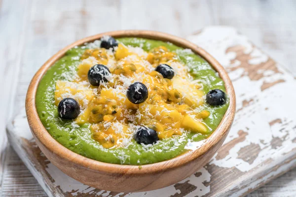 Groene smoothie kom met groenten en boerenkool — Stockfoto