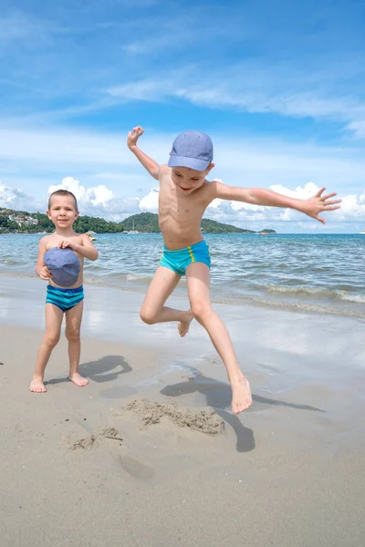 Liten pojke leker i vågorna på havet en solig dag — Stockfoto