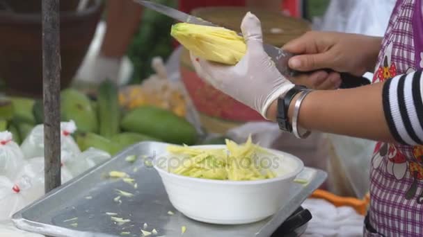 屋台の食べ物、グリーン マンゴー パパイヤ サラダ ソムタム — ストック動画