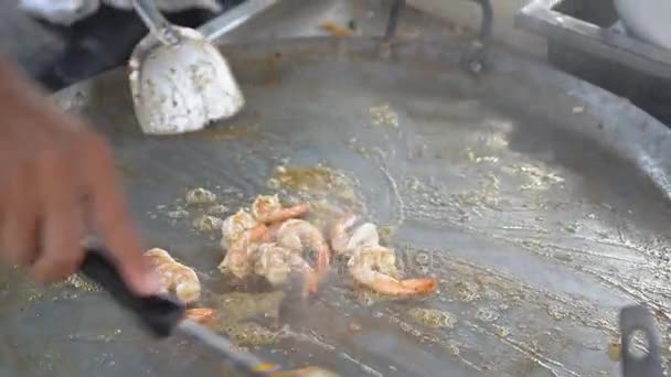 Comida de rua, Roasting camarões em uma panela — Vídeo de Stock