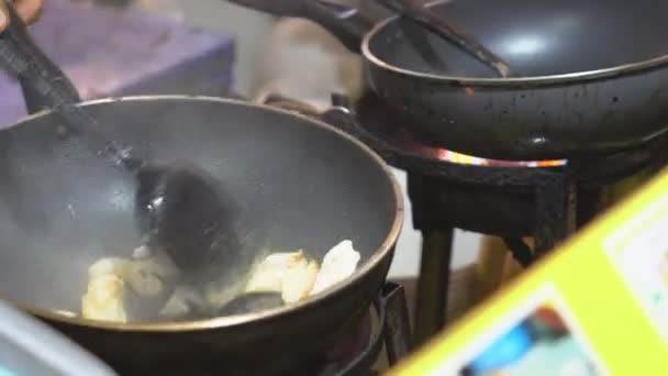 Chef-kok koken Pad Thai geroerbakt rijstnoedels met garnalen — Stockvideo