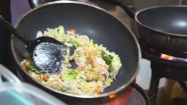 Cocinero Pad Thai fideos de arroz fritos con camarones — Vídeo de stock