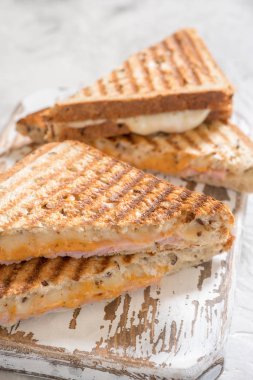 Izgara peynir sandviç ile jambon