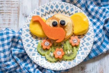 Komik fil çocukların Kahvaltıda krep