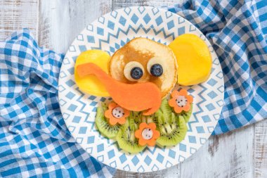 Komik fil çocukların Kahvaltıda krep